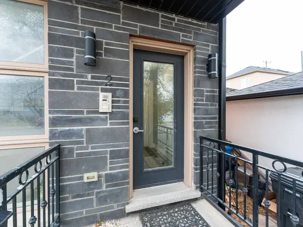 2 Hyde AVE, Toronto W03, ON M6M 1J3