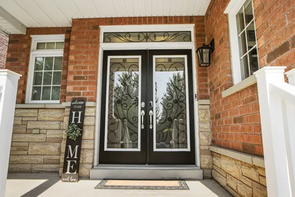 11 Keiffer CT, Whitby, ON L1P 0A9