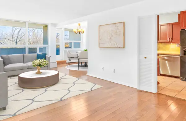 65 Southport ST #903, Toronto W01, ON M6S 3N6