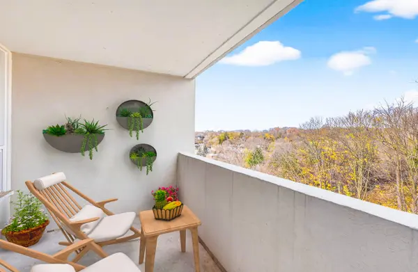 65 Southport ST #903, Toronto W01, ON M6S 3N6