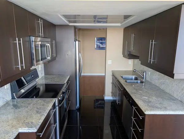 45 Kingsbridge Garden CIR #1003, Mississauga, ON L5R 3K4