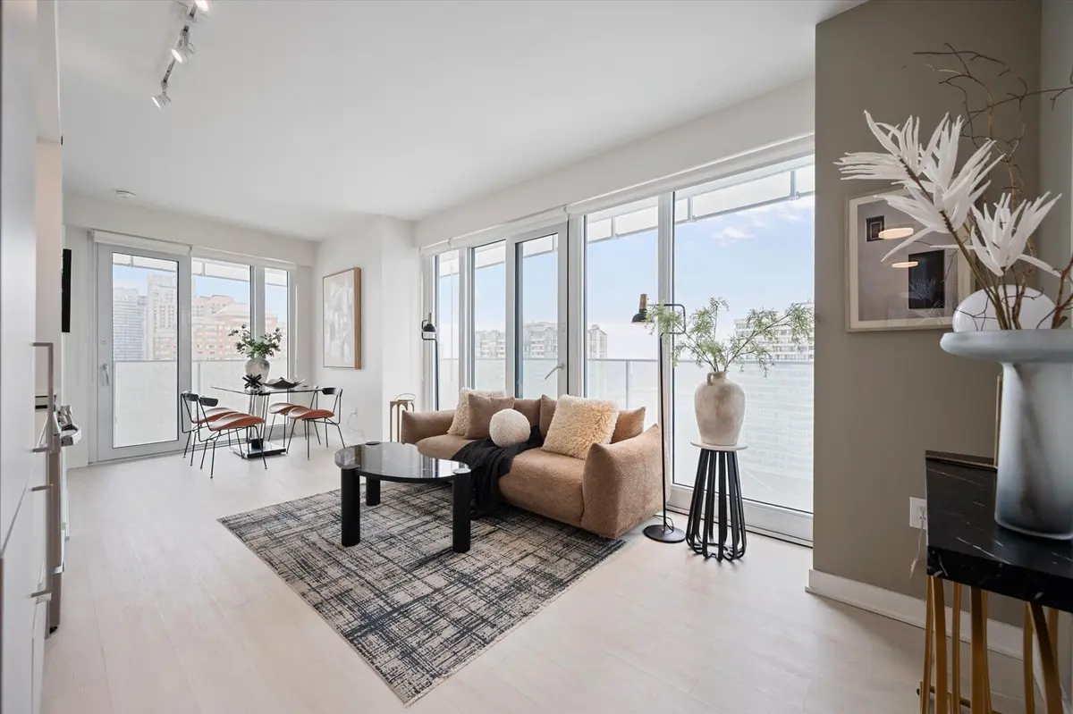 3900 Confederation Pkwy #1403, Mississauga, ON L5B 0M3