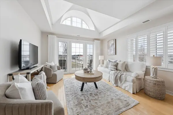 395 Lakebreeze DR #306, Clarington, ON L1B 0A5