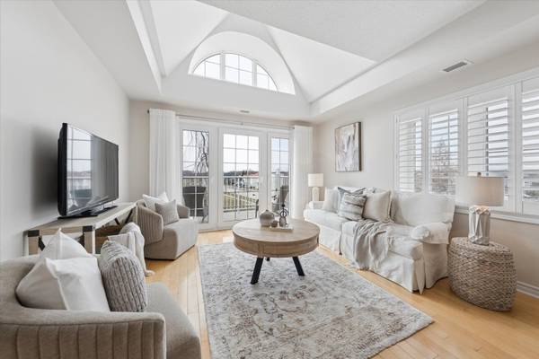 395 Lakebreeze DR #306, Clarington, ON L1B 0A5