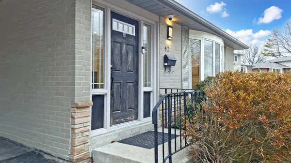 42 Devins DR, Aurora, ON L4G 2Z1