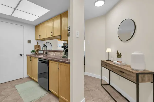 75 Ellen ST #811, Barrie, ON L4N 7R6