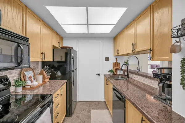 75 Ellen ST #811, Barrie, ON L4N 7R6