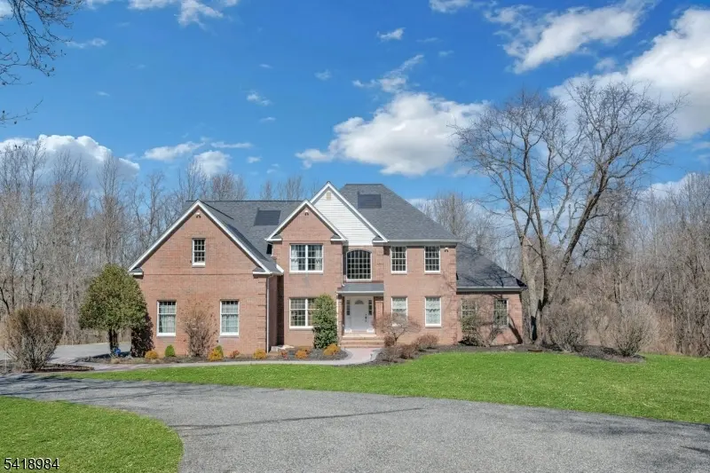 5 Noble Ct, Washington Twp., NJ 07853