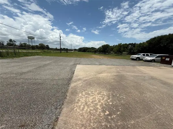 825 N State Highway 121, Bonham, TX 75418