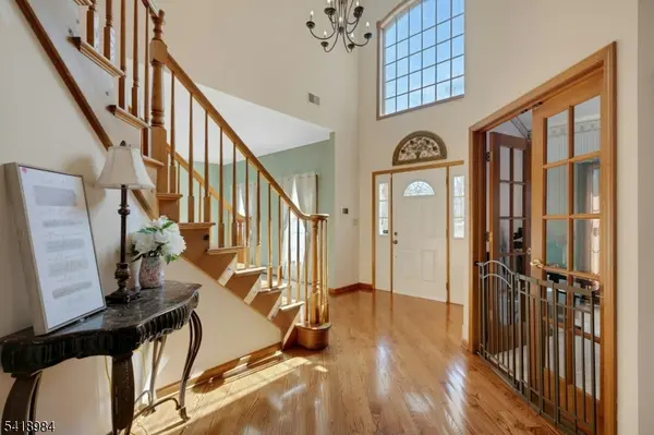 5 Noble Ct, Washington Twp., NJ 07853