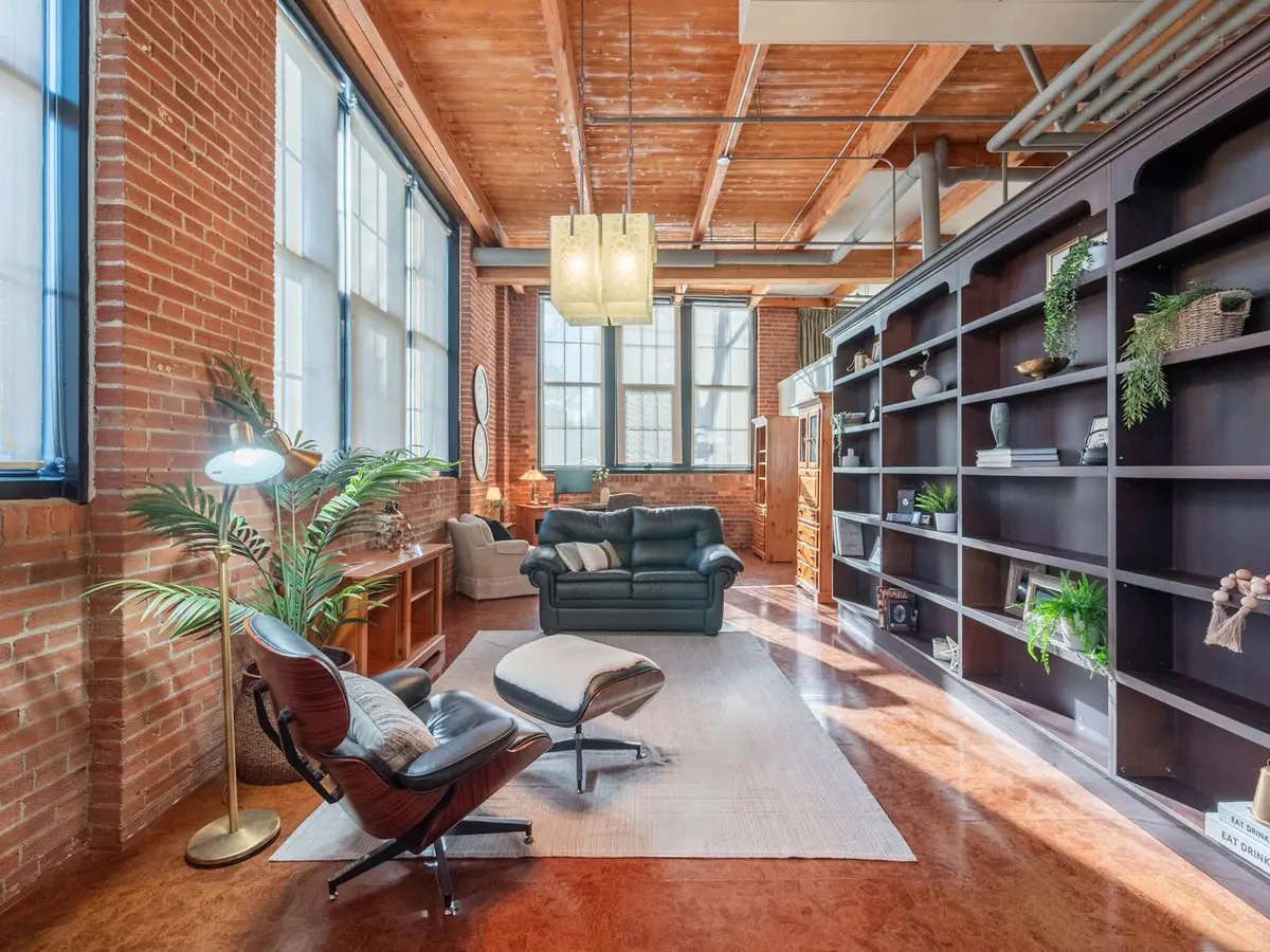 543 Timothy ST #204, Newmarket, ON L3Y 1R1