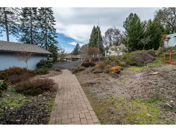 82 N RIVER DR, Roseburg, OR 97470