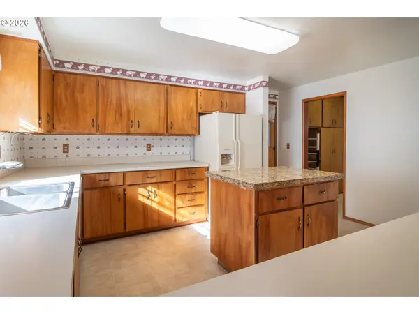 82 N RIVER DR, Roseburg, OR 97470