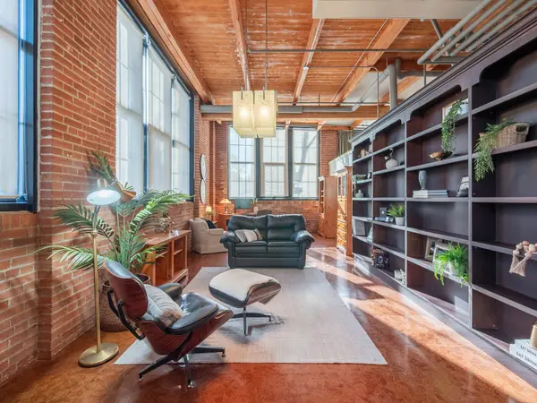 543 Timothy ST #204, Newmarket, ON L3Y 1R1