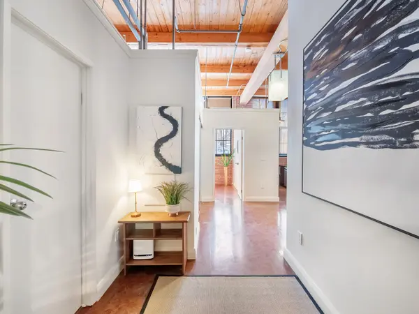 543 Timothy ST #204, Newmarket, ON L3Y 1R1