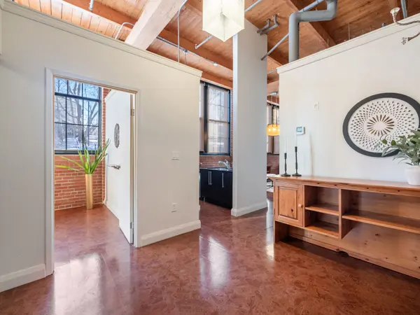 543 Timothy ST #204, Newmarket, ON L3Y 1R1