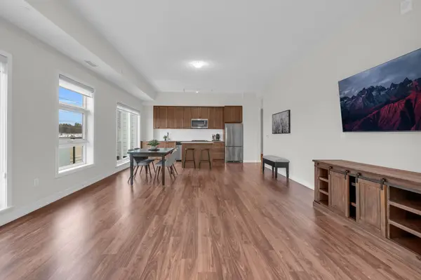 555 William Graham DR #413, Aurora, ON L4G 3H9