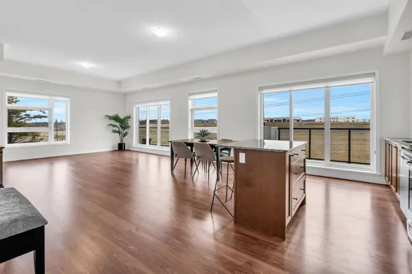 555 William Graham DR #413, Aurora, ON L4G 3H9