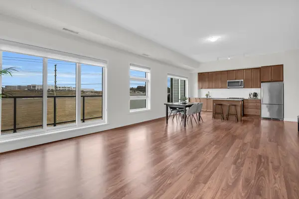 555 William Graham DR #413, Aurora, ON L4G 3H9