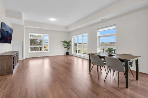 555 William Graham DR #413, Aurora, ON L4G 3H9