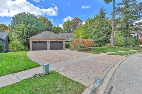 46 Pineneedle DR, Aurora, ON L4G 4Y6