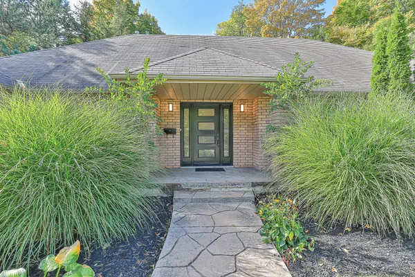 46 Pineneedle DR, Aurora, ON L4G 4Y6