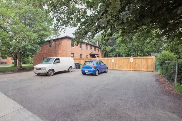 2127 Harris CRES, Burlington, ON L7R 1G4