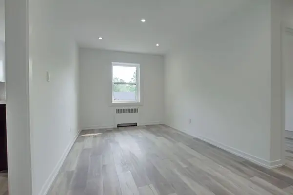 2127 Harris CRES, Burlington, ON L7R 1G4