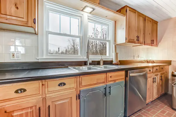 1927 Niagara Pkwy, Fort Erie, ON L2A 5M4