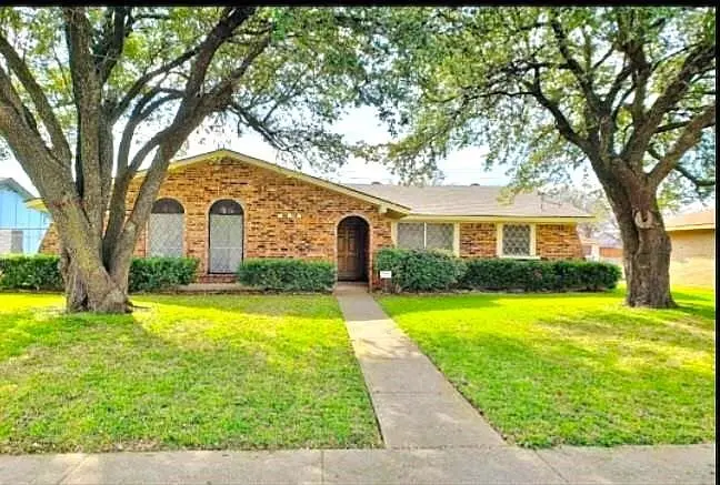 2752 Meadow Isle Lane, Dallas, TX 75237