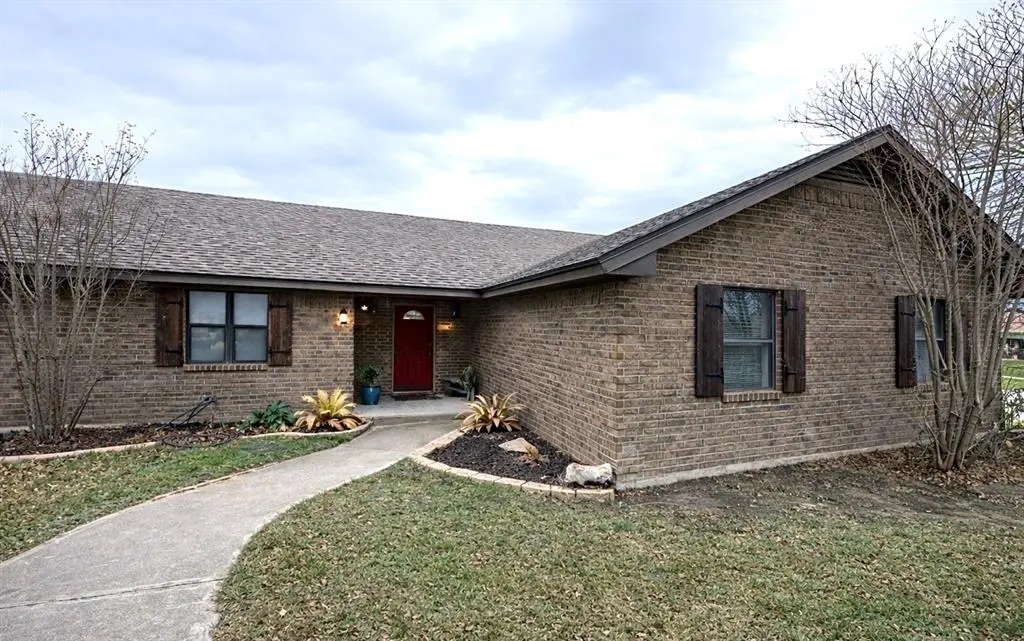 913 E Cedar Avenue, Comanche, TX 76442