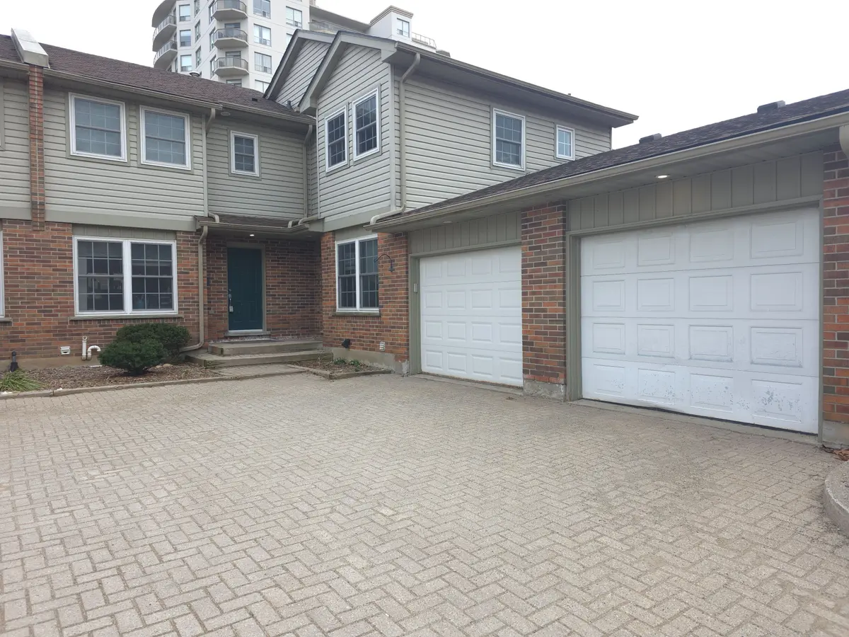 250 Keats WAY #6, Waterloo, ON N2L 6J5