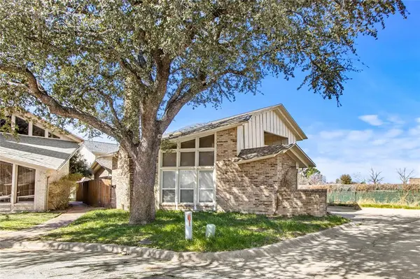 2200 Seville Court, Dalworthington Gardens, TX 76013