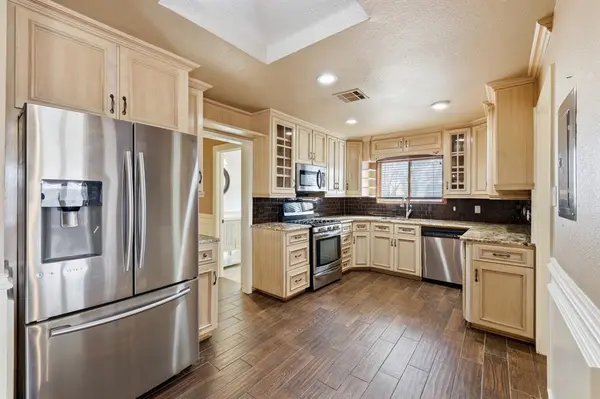 809 Cardinal Circle, Bedford, TX 76022