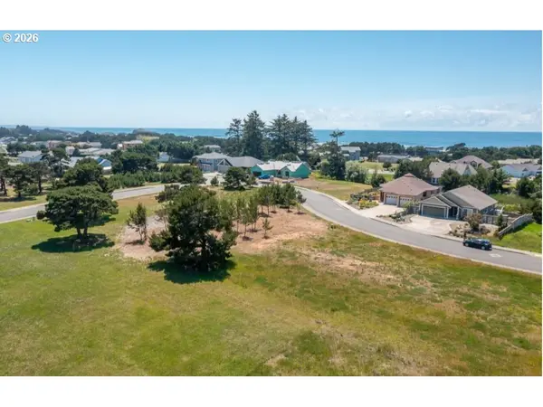 2754 LINCOLN AVE, Bandon, OR 97411