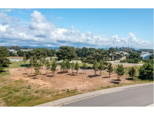 2754 LINCOLN AVE, Bandon, OR 97411