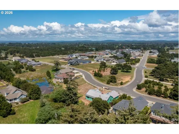 2754 LINCOLN AVE, Bandon, OR 97411