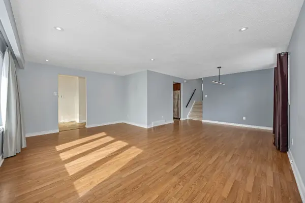 22 Red Maple CRES, Blackburn Hamlet, ON K1B 3Z3