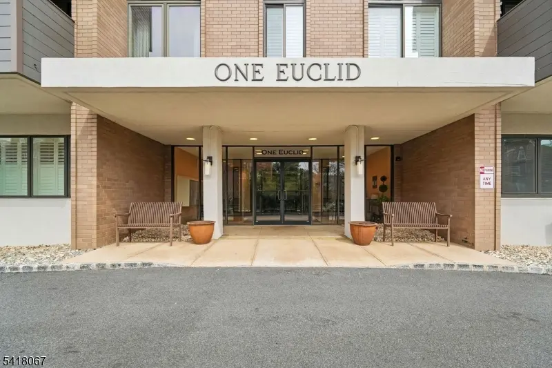 1 Euclid Ave #3B, Summit City, NJ 07901