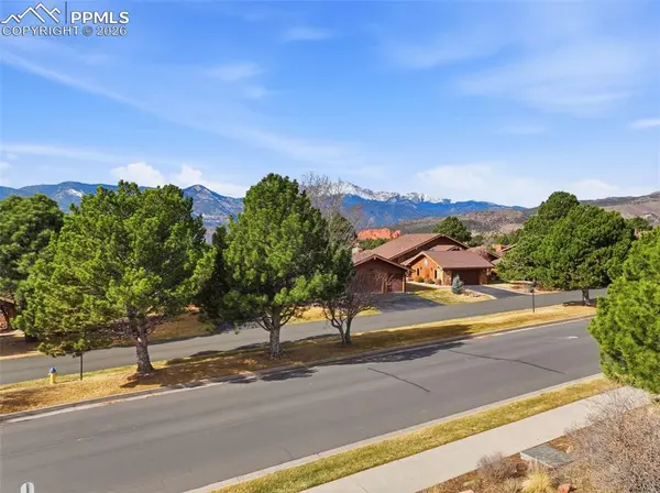 3810 Edgecliff CT, Colorado Springs, CO 80904