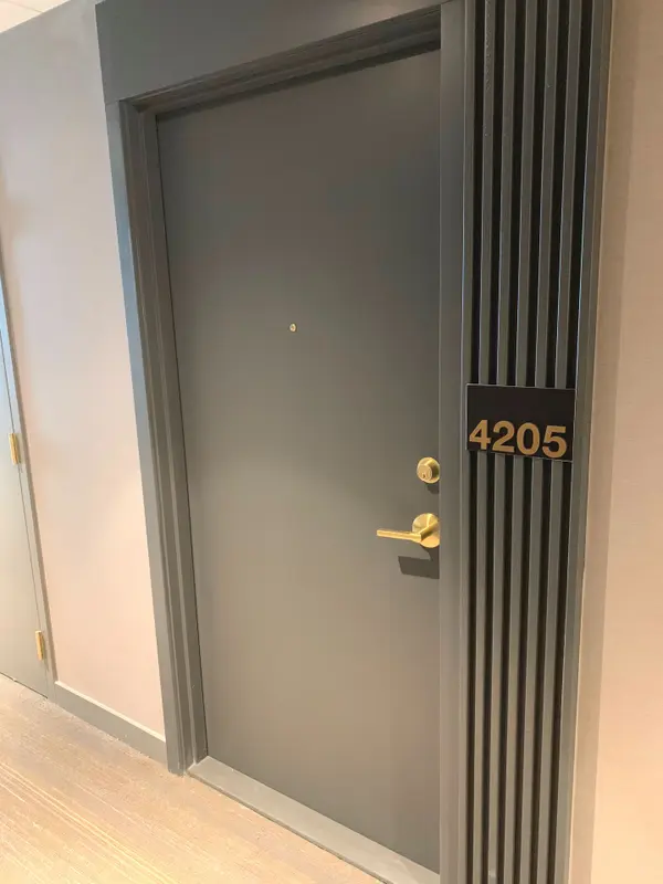 898 Portage Pkwy #4205, Vaughan, ON L4K 0J6