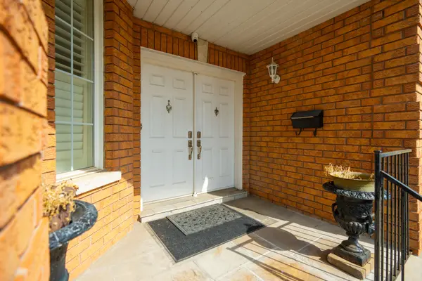 284 Maple Leaf DR, Toronto W04, ON M6L 1P3