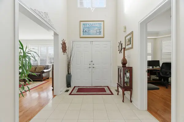 284 Maple Leaf DR, Toronto W04, ON M6L 1P3