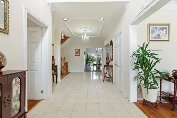 284 Maple Leaf DR, Toronto W04, ON M6L 1P3