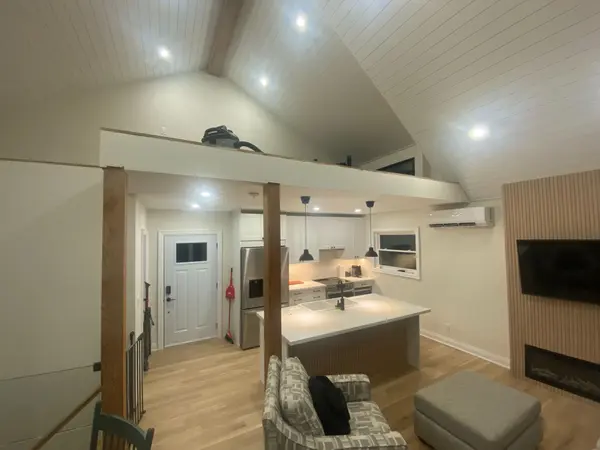 1361 Rosseau Lake 2 RD, Muskoka Lakes, ON P0B 1M0