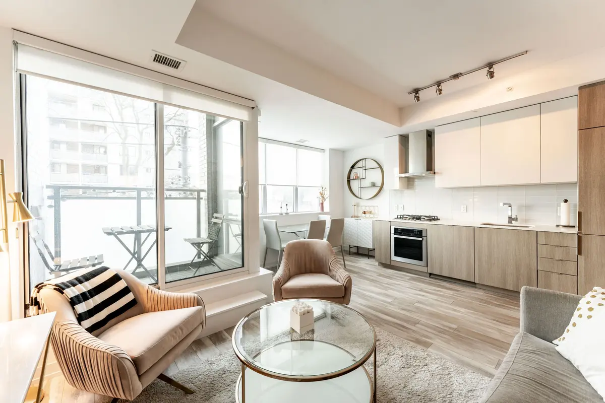 38 Howard Park AVE #219, Toronto W01, ON M6R 0A7