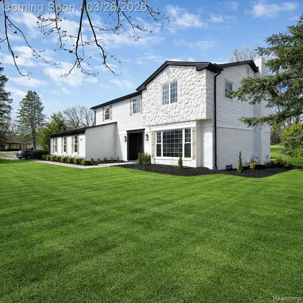 7275 Old Coach TRL, Washington Township, MI 48094