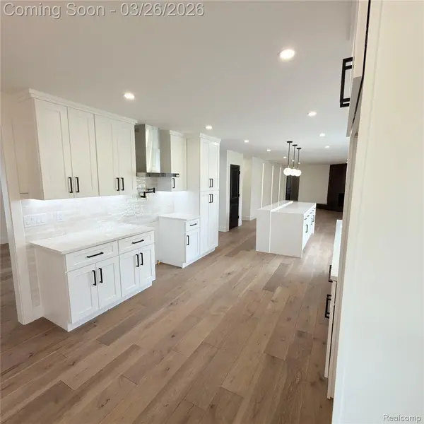 7275 Old Coach TRL, Washington Township, MI 48094