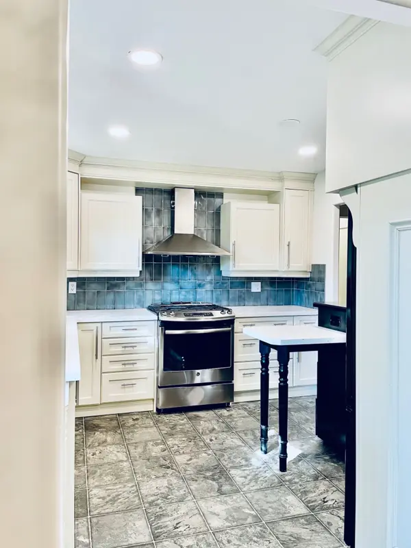 6 Beechcroft CIR, Barrie, ON L4M 4Y4