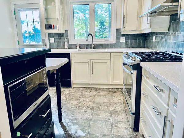 6 Beechcroft CIR, Barrie, ON L4M 4Y4